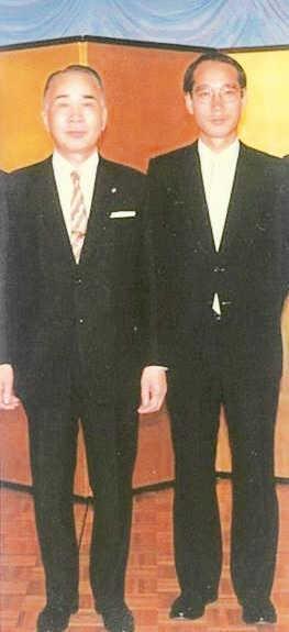 １９８４年９月末、養子縁組のお披露目をした宝塚ホテルで創業者の古野清孝氏（左）と並ぶ古野幸男氏（古野電気提供）