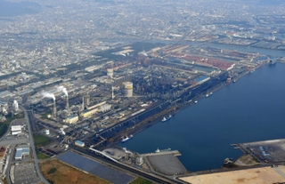 姫路・広畑で８５年近くの歴史を持つ日本製鉄の製鉄所。新設電炉が稼働し、電磁鋼板の生産設備増強が進む＝２０１６年撮影、姫路市広畑区富士町