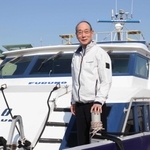 実験艇「古野丸」の船上で将来の展望を語る古野電気の古野幸男社長＝西宮市西宮浜４、新西宮ヨットハーバー（撮影・三浦拓也）