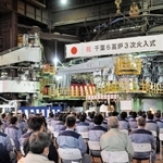 ＪＦＥスチール東日本製鉄所千葉地区で行われた第６高炉の火入れ式。１９７３年に稼働した第１高炉から受け継がれた炎がともされた＝１月、千葉市中央区川崎町（同社提供）