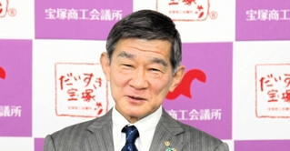 行政との対話の必要性を語る宝塚商工会議所の石丸寛二会頭＝宝塚市栄町２、同商議所