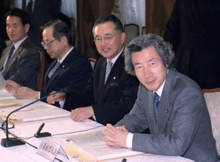 総合規制改革会議に臨む宮内義彦議長（右から２人目）。小泉純一郎首相（右端）や福田康夫官房長官（左から２人目）も同席した（肩書はいずれも当時）＝２００２年４月１５日、首相官邸