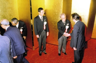 オリエント・リース時代、社長就任披露パーティーで、乾恒雄会長（右から２人目）と並んで来客を迎える宮内義彦氏（同３人目）。当時４５歳だった＝１９８０年（オリックス提供）