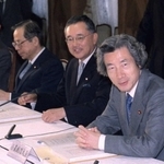 総合規制改革会議に臨む宮内義彦議長（右から２人目）。小泉純一郎首相（右端）や福田康夫官房長官（左から２人目）も同席した（肩書はいずれも当時）＝２００２年４月１５日、首相官邸