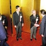 オリエント・リース時代、社長就任披露パーティーで、乾恒雄会長（右から２人目）と並んで来客を迎える宮内義彦氏（同３人目）。当時４５歳だった＝１９８０年（オリックス提供）