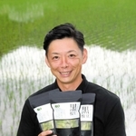 黒大豆枝豆の商品を手にする藤本圭一朗さん＝加西市上万願寺町