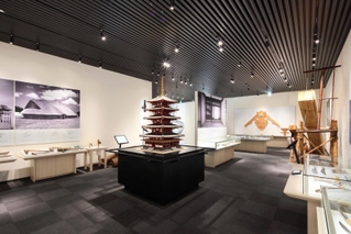 さまざまな大工道具が並ぶ竹中大工道具館。伝統建築の歴史や技を学ぶことができる＝神戸市中央区熊内町７（同館提供）