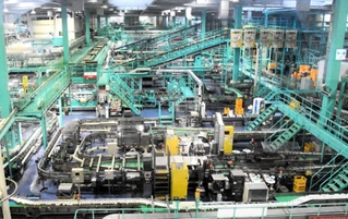 複雑に入り組んだ生産ラインを缶が流れる。いつまで眺めていても飽きない＝神戸市北区赤松台２、キリンビール神戸工場