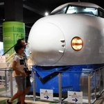 １９８５～２００６年に走行していた０系新幹線車両。運転室に入ることもできる＝神戸市中央区波止場町、カワサキワールド
