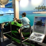 映像を見ながら水上バイクにまたがる体験。ファンからの風を浴び、海上を走ってる気分に＝神戸市中央区波止場町、カワサキワールド