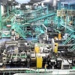 複雑に入り組んだ生産ラインを缶が流れる。いつまで眺めていても飽きない＝神戸市北区赤松台２、キリンビール神戸工場