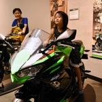 大型バイクの人気シリーズ「Ｎｉｎｊａ（ニンジャ）」（手前）と「Ｚ」に乗車する親子＝神戸市中央区波止場町、カワサキワールド
