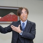 赤富士の絵を背に、今後の戦略を語る神明ホールディングスの藤尾益雄社長。主力のブレンド米「あかふじ」の名は、武田信玄が合戦を前に拝んだ逸話にちなむ＝神戸市中央区栄町通６（撮影・風斗雅博）