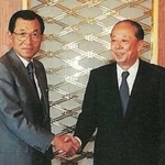 合併が決まり、握手する末松謙一・三井銀行社長（左）と松下康雄・太陽神戸銀行頭取。平成の幕開けを告げた大合併だった＝１９８９年８月、東京・虎ノ門
