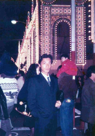 米穀部課長代理時代の藤尾益雄氏。１９９５年１２月、初めて開かれたルミナリエを訪れた（神明ホールディングス提供）