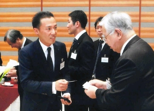 大病を克服し業務に復帰した頃の藤尾益雄氏（いずれも神明ホールディングス提供）