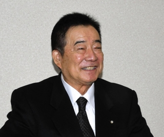 地域の経済について語る香美町商工会の中村曉会長＝香美町香住区若松