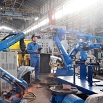 アーム型の産業用ロボットの試運転をする高丸工業の高丸泰幸専務＝西宮市朝凪町（撮影・中西幸大）