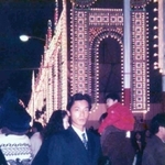 米穀部課長代理時代の藤尾益雄氏。１９９５年１２月、初めて開かれたルミナリエを訪れた（神明ホールディングス提供）