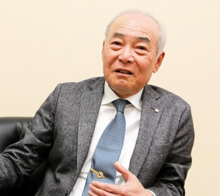 インタビューに応じる朝来市商工会の西垣隆会長＝朝来市和田山町和田山