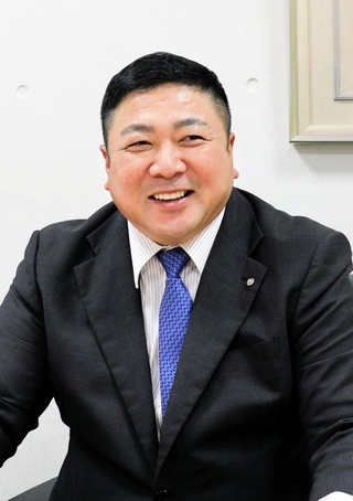 芦屋市商工会の取り組みについて語る永瀬隆一会長＝芦屋市公光町
