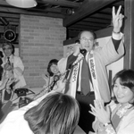 売上高が１兆円に到達し、Ｖサインで喜ぶダイエーの中内功氏＝１９８０年２月１６日、神戸市生田区（現中央区）