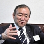 養父の経済について語る養父市商工会の世登道徳会長＝養父市八鹿町八鹿