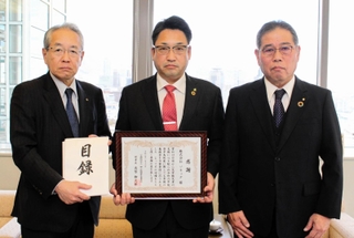 能登半島地震の義援金を寄託したソネックの山本貴弘社長（中央）と、ソネックＳＴＣ会の福永元輔会長（右）＝神戸新聞社