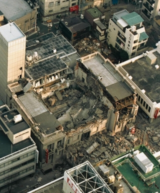 倒壊した名建築の第一勧業銀行神戸支店＝１９９５年１月１８日、神戸市中央区栄町通３
