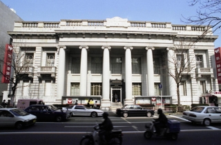 【１９９２年】倒壊前の旧第一勧業銀行神戸支店。重厚な雰囲気で街のランドマークだった＝１９９２年３月、神戸市中央区栄町通３