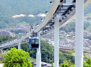 神戸製鋼所が開発や建設に関わったスカイレール＝広島市安芸区（同社提供）