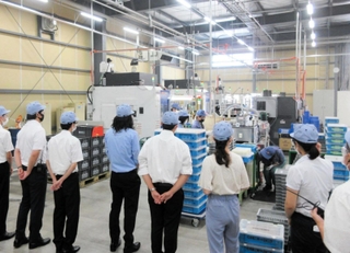 みなと銀行の企業訪問ツアーで、播磨地域の工場を工場を見学する大学生＝２０２２年８月、加西市（みなと銀行提供）