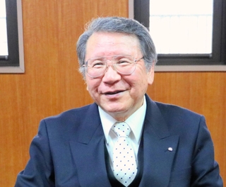 地域経済を語る新温泉町商工会長の谷田一富氏＝新温泉町浜坂、新温泉町商工会