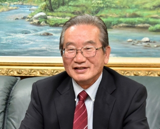 地域経済の現状を語る川西市商工会の国津元司会長＝川西市出在家町