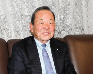 地元の経済について語る南あわじ市商工会の赤穂秀樹会長＝神戸市中央区花隈町６