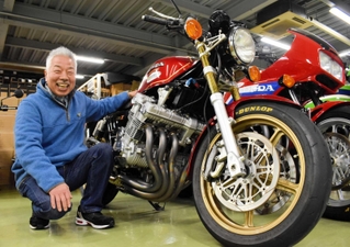 歴戦のレーサーも愛用するマグネシウム鍛造ホイール「マグタン」を付けたバイクに手をかけるビトーアールアンドディーの美藤定社長＝豊岡市奥野、同社