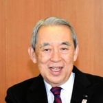 インタビューに応じる関経連の松本正義会長＝大阪市北区中之島６