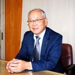 地元経済の現状を語る五色町商工会の雨堤徹会長＝洲本市五色町都志