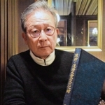 第一勧業銀行の「阪神・淡路大震災の記録」を手にする作家の江上剛さん。自身が編集を手がけた＝東京都杉並区