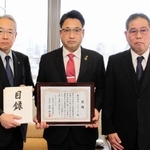 能登半島地震の義援金を寄託したソネックの山本貴弘社長（中央）と、ソネックＳＴＣ会の福永元輔会長（右）＝神戸新聞社