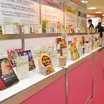 食感やうまみを訴求する新製品が並ぶ＝神戸市中央区港島中町６
