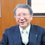 地域経済を語る新温泉町商工会長の谷田一富氏＝新温泉町浜坂、新温泉町商工会