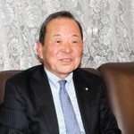 地元の経済について語る南あわじ市商工会の赤穂秀樹会長＝神戸市中央区花隈町６