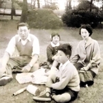 家族と過ごす５歳の時の竹田佑一会長（手前）。小学１年生の時に父が亡くなったことが「人生の岐路となった」（まねき食品提供）