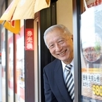 ＪＲ姫路駅の乗降客らに長年愛されるえきそばの歴史について語るまねき食品の竹田佑一会長＝姫路市駅前町、ＪＲ姫路駅（撮影・小林良多）