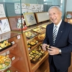 豊富な弁当のサンプルが並ぶ本社で事業の展望を語るまねき食品の竹田佑一会長＝姫路市北条（撮影・小林良多）