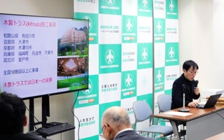 経営事例を発表するくがい林業の陸井光祐社長＝神戸市中央区御幸通６、兵庫県中小企業家同友会