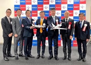 航空機整備の合弁会社を設立する新明和工業と丸紅の関係者ら＝愛知県常滑市、中部国際空港