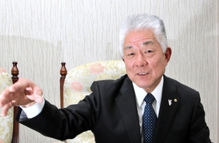 地域経済について語る神河町商工会の片岡仁会長＝兵庫県神河町中村、同町商工会館