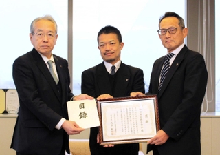 神戸新聞厚生事業団に義援金１千万円を寄託した和田興産の和田剛直会長（中央）と溝本俊哉社長（右）＝神戸市中央区東川崎町１